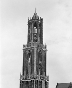 884984 Gezicht op de versierde Domtoren (Domplein) te Utrecht. De versieringen zijn aangebracht ter gelegenheid van de ...